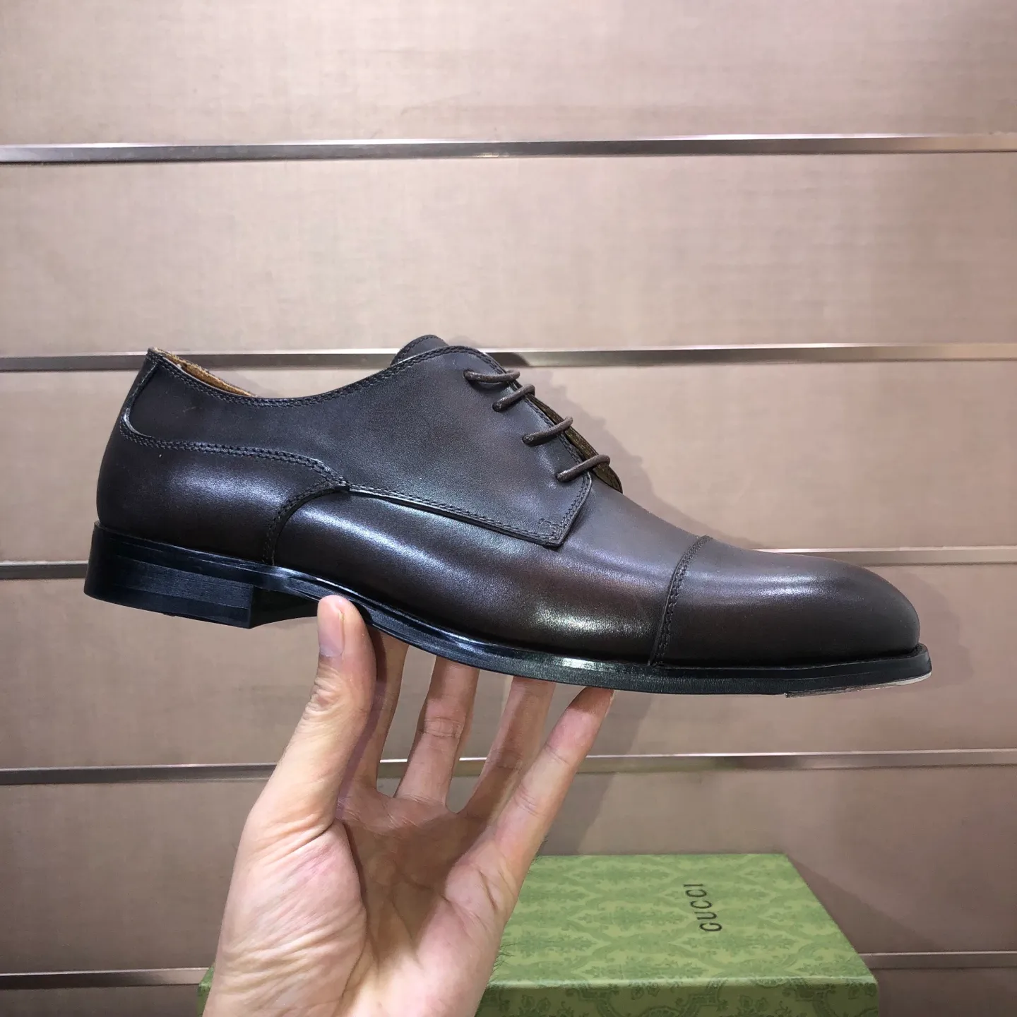 Men's shoes 💰660💰 Brand: GUCCI (Gucci) Standard code: Men's size 38/44 (45/46 can be customized) Grade: Same as the official website Original quality Material: Original cowhide Water-dyed cowhide lining Original rubber outsole Style category: Men's fashionable casual leather shoes Distinguished big-name luxury elements top luxury Color: Actual picture